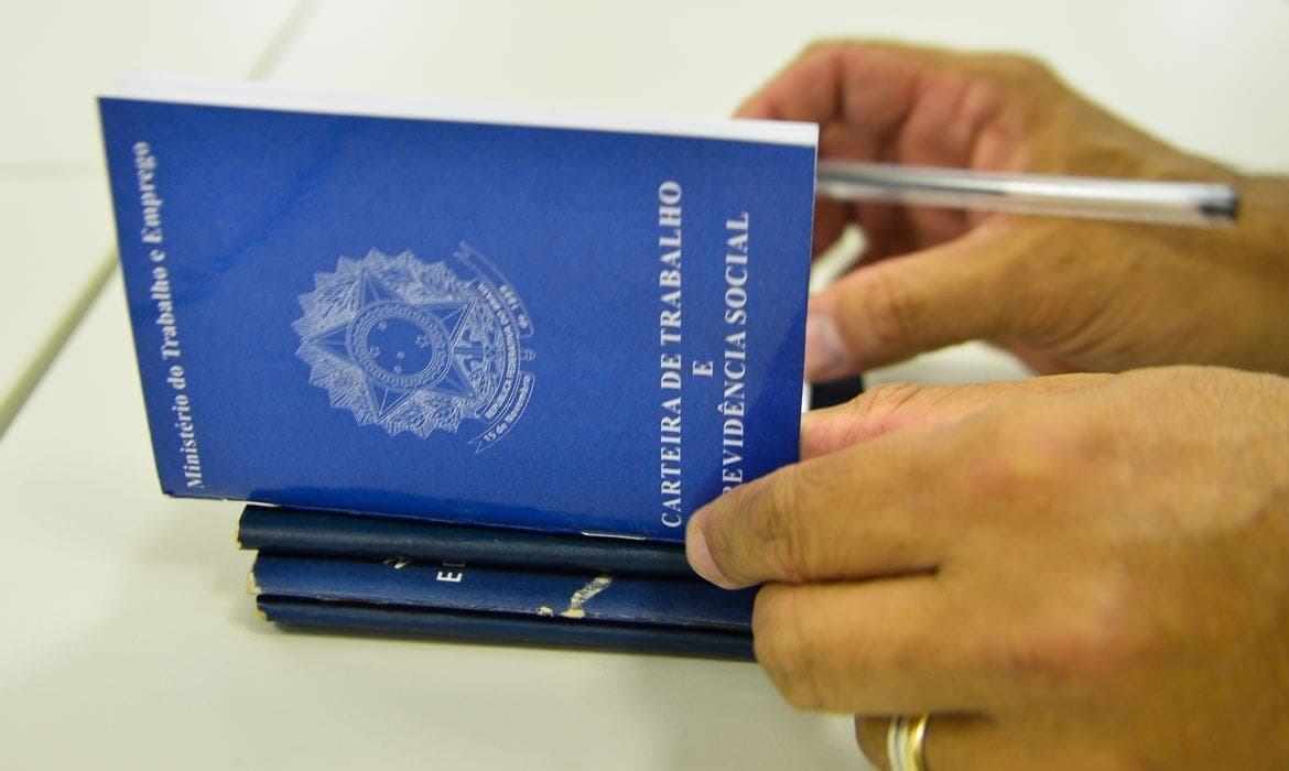 Comércio e serviços impulsionam geração de empregos em Santa Catarina em março