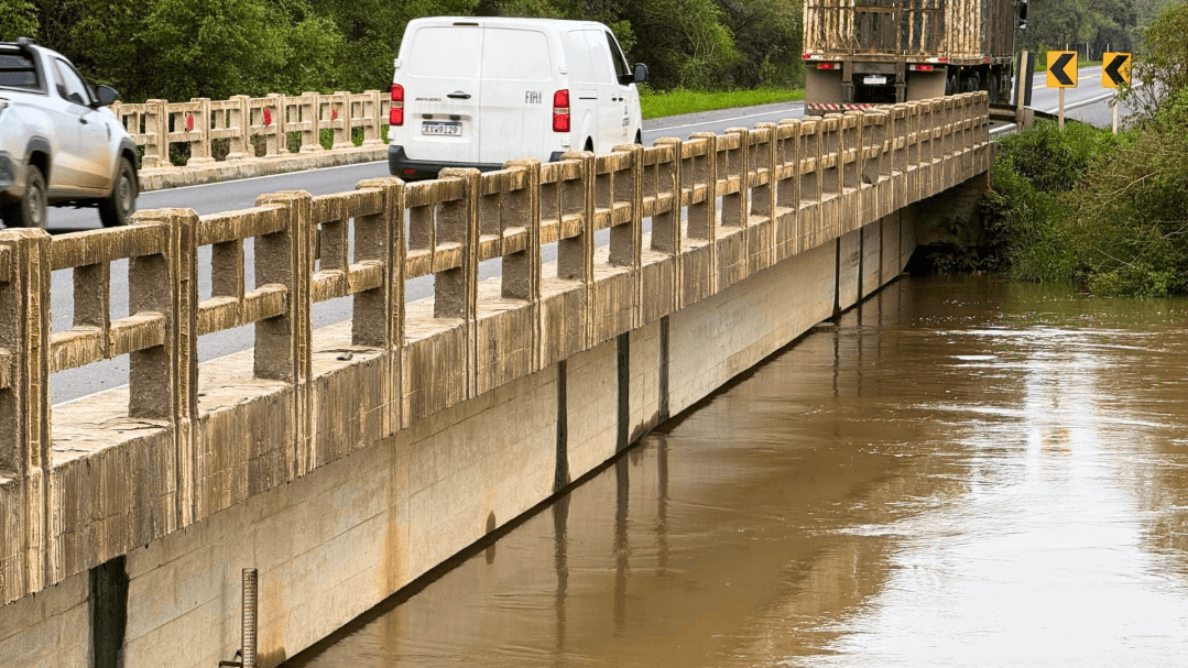 Rio Canoinhas continua subindo e chega a 7,20 na ponte da BR-280 - primeira página sc
